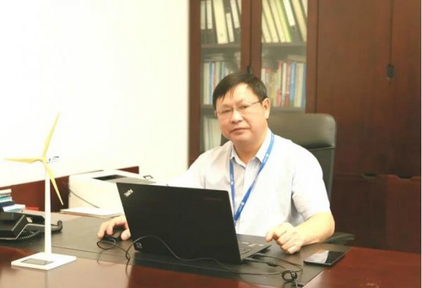                                         
	　　2018年，隨著多個(gè)省份分散式風(fēng)電規(guī)劃逐步落地，分散式風(fēng)電裝機(jī)有望達(dá)到100萬千瓦，在上海電氣風(fēng)電集團(tuán)市場(chǎng)總監(jiān)劉琦看來，這僅是個(gè)開始。隨著配套政策與市場(chǎng)環(huán)境的逐步完善，分散式風(fēng)電在未來將大有作為