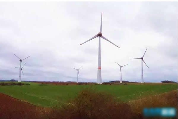                                         
	　　2018年是改革開放40周年，核電作為我國改革開放的重大成果之一，結(jié)合“一帶一路”倡議，未來網(wǎng)記者實地觀察核電等新能源在海外發(fā)展情況，探訪歐洲多地項目建設，了解合作進程，關(guān)注行業(yè)人才培養(yǎng)與發(fā)展，敘述“綠水青山就是金山銀山”的生態(tài)理念。

	　　白色三葉式扇片凌空劈風，源源不斷的電力正在轉(zhuǎn)換輸送