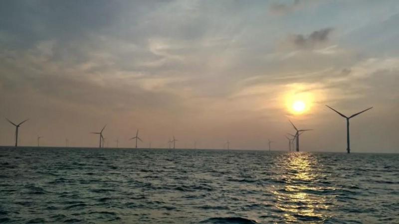 　　2018年8月，鑒衡認(rèn)證中心與英國EVEROZE公司簽署戰(zhàn)略合作伙伴關(guān)系諒解備忘錄（MOU），雙方將在海上風(fēng)電項(xiàng)目認(rèn)證及其他第三方服務(wù)開展與技術(shù)協(xié)作等方面深入合作。這標(biāo)志著自2015年中英達(dá)成清潔能源伙伴關(guān)系后，兩國在海上風(fēng)電領(lǐng)域的交流合作不斷取得新成果