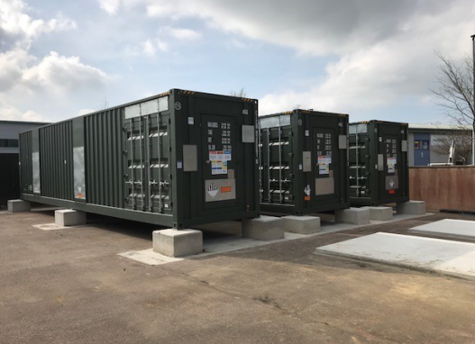 
	中國(guó)儲(chǔ)能網(wǎng)訊：英國(guó)食品批發(fā)商菲利普丹尼斯食品服務(wù)公司（Philip Dennis Foodservice）在其Barnstaple辦事處安裝了4MW儲(chǔ)能系統(tǒng)，以便從電網(wǎng)服務(wù)中獲得收入。


	


	這筆220萬(wàn)英鎊（近290萬(wàn)美元）的投資采用Anesco公司三個(gè)1小時(shí)儲(chǔ)能系統(tǒng)，總功率為3.75MW，并于5月底直接連接到電網(wǎng)