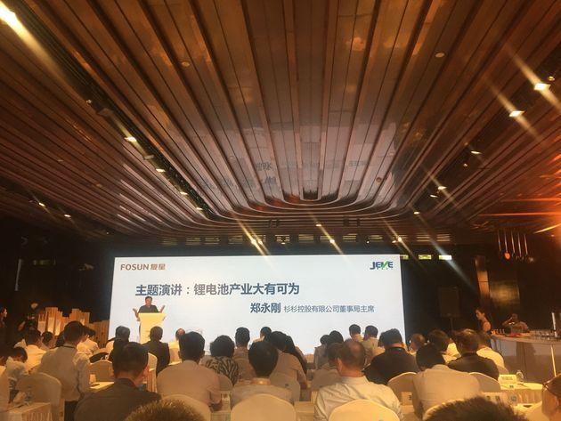 
	中國(guó)儲(chǔ)能網(wǎng)訊：今日（9月14日）下午，杉杉控股董事局主席鄭永剛在綠色中國(guó)星行動(dòng)·新能源汽車產(chǎn)業(yè)論壇暨復(fù)星投資捷威戰(zhàn)略發(fā)布會(huì)上表示，寧德時(shí)代千億市值、復(fù)星投資捷威動(dòng)力等都表明鋰電這個(gè)小行業(yè)正在發(fā)展成為全球性的大行業(yè)。鄭永剛預(yù)計(jì)，未來(lái)20年鋰電池行業(yè)將有20倍的成長(zhǎng)空間，因?yàn)槌诵履茉雌囶I(lǐng)域外，鋰電池在電力儲(chǔ)能領(lǐng)域也大有可為