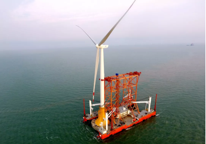                        9月8日上午11時(shí)，隨著一聲嘹亮的汽笛鳴響，海上作業(yè)船徐徐駛離40號(hào)風(fēng)機(jī)，標(biāo)志著江蘇大豐300兆瓦海上風(fēng)電項(xiàng)目首臺(tái)復(fù)合筒型基礎(chǔ)及風(fēng)機(jī)一體化運(yùn)輸安裝工作順利完成。  這是三峽集團(tuán)繼江蘇響水近海風(fēng)電場(chǎng)兩臺(tái)復(fù)合筒型基礎(chǔ)試驗(yàn)樣機(jī)安裝后的又一次成功的創(chuàng)新應(yīng)用，為后續(xù)復(fù)合筒型基礎(chǔ)及風(fēng)機(jī)一體化運(yùn)輸安裝批量化運(yùn)用積累了寶貴經(jīng)驗(yàn)