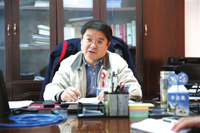 　　“年輕人干工作，應(yīng)當(dāng)抓住一點(diǎn)，就是踏踏實(shí)實(shí)好好做，努力鉆研過后一定會(huì)有一片海闊天空?！眹娬隳軐帠|發(fā)電有限公司黨委委員、副總經(jīng)理黃一志從1990年工作至今已經(jīng)在電力崗位上鉆研了28年，從大學(xué)時(shí)學(xué)習(xí)電力系統(tǒng)及其自動(dòng)化，到分配到電廠保護(hù)班的一線工人，再到如今智慧電廠建設(shè)的分管領(lǐng)導(dǎo)，黃一志身上的“匠人精神”一直是電廠一線工人學(xué)習(xí)的榜樣