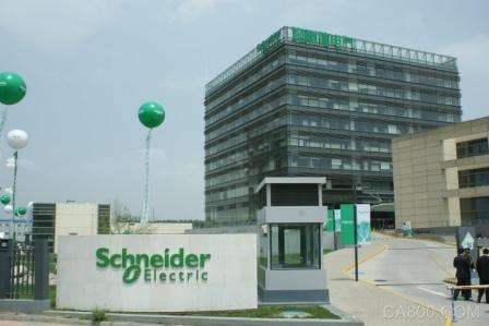 
                      近日，全球能效管理和自動化領域數(shù)字化轉型領導者施耐德電氣出席重慶市市長國際經(jīng)濟顧問團會議第十三屆年會。會上，重慶高新技術產業(yè)開發(fā)區(qū)與施耐德電氣簽署戰(zhàn)略合作協(xié)議，雙方將就智能化應用推動制造業(yè)轉型升級展開深度合作