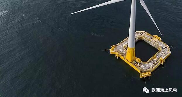  　　作為法國的第一臺(tái)漂浮式海上風(fēng)機(jī)，也是法國第一臺(tái)海上風(fēng)電機(jī)組，距離LeCroisic海岸22公里的Floatgen項(xiàng)目，近日在完成送出海纜鏈接和最后的一系列測(cè)試后，正式開始并網(wǎng)發(fā)電，這也是法國海上風(fēng)電所發(fā)的第一度電，宣告法國海上時(shí)代正式開啟。

　　
　　Floatgen項(xiàng)目作為試驗(yàn)示范項(xiàng)目，由1臺(tái)維斯塔斯V80-2MW風(fēng)機(jī)和其創(chuàng)新的阻尼池漂浮式基礎(chǔ)組成