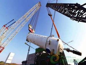 
                    我國首座高溫氣冷堆示范工程是國家16個(gè)重大科技專項(xiàng)之一，因其屬于第四代核電技術(shù)，自建設(shè)以來一直備受關(guān)注。近日，從中核集團(tuán)獲悉，我國首座高溫氣冷堆示范工程燃料裝卸系統(tǒng)已經(jīng)安裝完畢并開始調(diào)試，這也是核電站建成發(fā)電前的關(guān)鍵環(huán)節(jié)之一