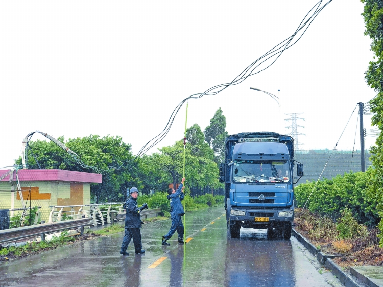 
　　受強(qiáng)臺(tái)風(fēng)“山竹”影響，廣東省佛山市南海區(qū)獅山鎮(zhèn)官窯南浦排灌站旁導(dǎo)線下垂，距地高度不足并有斷落風(fēng)險(xiǎn)，對(duì)過(guò)往車(chē)輛及人員安全造成威脅。廣東電網(wǎng)公司佛山供電局獅山供電所搶修人員顏炳全、孟凌風(fēng)冒雨在路中托舉下垂導(dǎo)線長(zhǎng)達(dá)兩個(gè)小時(shí)，指揮車(chē)輛和行人安全通過(guò)