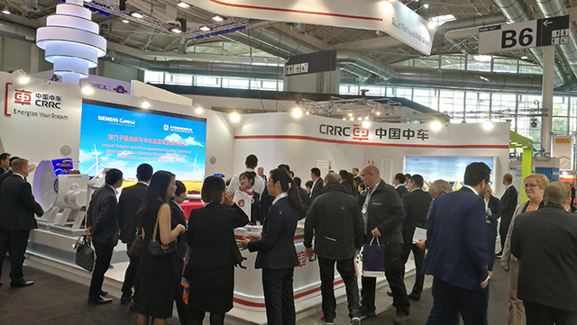                        當(dāng)?shù)貢r間2018年9月25日-28日，中車永濟(jì)電機有限公司作為“中國制造”的代表，精彩亮相全球最大、知名度最高的德國漢堡國際風(fēng)能展覽會。與來自全球40多個國家和地區(qū)的陸上、海上風(fēng)能巨頭齊聚德國漢堡，展示交流風(fēng)能全產(chǎn)業(yè)鏈最新的產(chǎn)品和技術(shù)，展現(xiàn)風(fēng)能行業(yè)的最新發(fā)展成果和未來發(fā)展前景