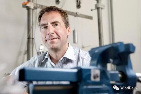  　　據(jù)悉，德國漢堡風(fēng)能展上爆出驚人言論：20MW、250米葉輪直徑的海上風(fēng)機(jī)技術(shù)上完全可行！
 

 
　　說出這話的全球最大風(fēng)電葉片制造商LM的高級主管JohnKorsgaard。他可不是一個普通的技術(shù)專家