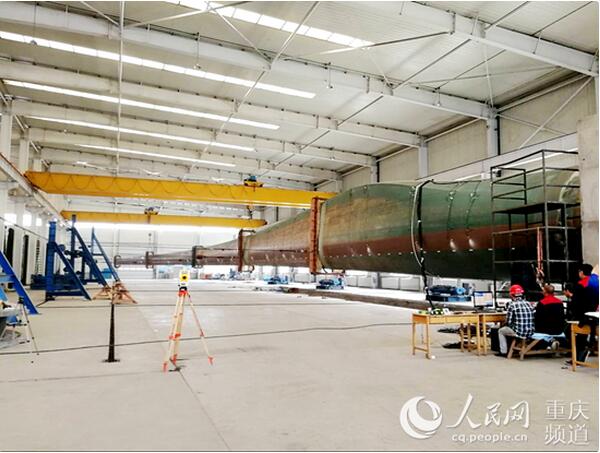  　　近日，在WINDnovation、新疆金風(fēng)科技股份有限公司及鑒衡認(rèn)證中心的共同見證下，機(jī)電集團(tuán)重通成飛公司海上風(fēng)電CGI5MW-83.6A葉片圓滿完成靜力測試。
 

 
　　該葉片兼顧了5MW和6MW機(jī)型的結(jié)構(gòu)設(shè)計和長度可拓展性，通過精益的結(jié)構(gòu)優(yōu)化、精細(xì)設(shè)計和其他新材料新技術(shù)的使用，最終能實現(xiàn)單支葉片降重11噸，是目前國內(nèi)最長的海上風(fēng)電葉片