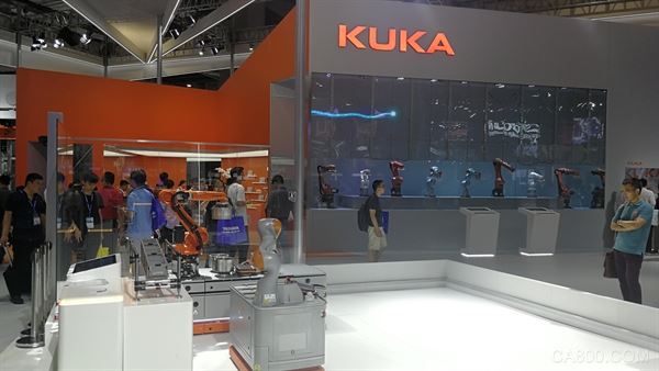 
                    
	據(jù)工業(yè)和信息化部9月27日消息，2018年1-8月，我國工業(yè)機器人產業(yè)繼續(xù)保持較快增長，累計產量達到101717臺（套），同比增長19.4%。


	


	 


	


	分析認為，工業(yè)機器人銷量增速顯著快于制造業(yè)投資增速，說明工業(yè)機器人銷量的增長核心驅動因素來自滲透率的提升，據(jù)機器人產業(yè)聯(lián)盟的數(shù)據(jù)，2017 年，我國工業(yè)機器人密度已達到 101臺/萬名工人，該數(shù)據(jù) 2014 年僅為 36 臺/萬名工人