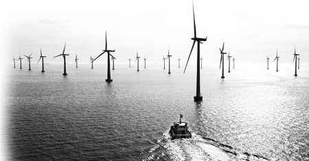  　　記者從近日召開的“2018鹽城綠色智慧能源會(huì)議”上獲悉：2017年中國(guó)海上風(fēng)電取得突破性進(jìn)展，新增吊裝容量達(dá)到320臺(tái)風(fēng)機(jī)機(jī)組，同比增長(zhǎng)93%。截至2018年上半年，國(guó)內(nèi)海上風(fēng)電吊裝容量年復(fù)合增長(zhǎng)率接近64%，國(guó)家電投、三峽新能源、山東魯能等國(guó)內(nèi)風(fēng)電名企，紛紛布局鹽城，進(jìn)軍“海上”與陸上風(fēng)電及光伏新增裝機(jī)下滑的情景形成鮮明對(duì)比