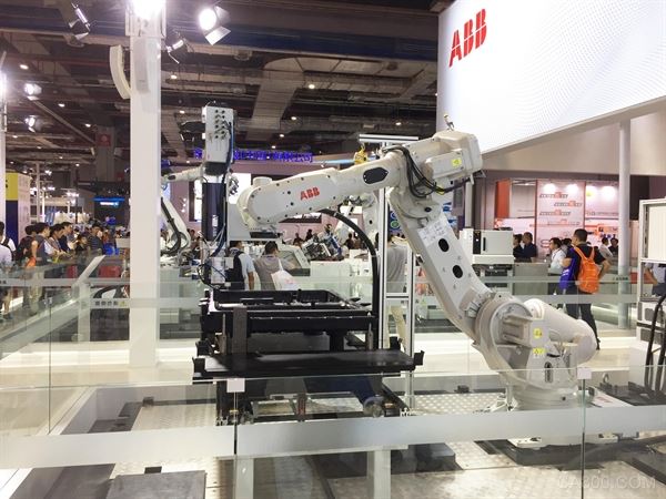 
                    
	


	中國是全球最大的機器人市場，到2020年，市場規(guī)模將擴大到約140億美元。


	中國工業(yè)經(jīng)濟聯(lián)合會會長李毅中27日在廣州表示，近年來，中國機器人產業(yè)快速發(fā)展，但仍存在不少問題