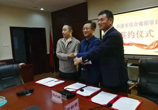                                         
	　　9月28日下午，中廣核遼寧公司攜手萬家電力工程集團(tuán)，與東港市人民政府簽署合作開發(fā)綜合能源框架協(xié)議書，擬在東港開發(fā)投建600萬千瓦海上風(fēng)電項(xiàng)目，預(yù)計(jì)投資額可達(dá)1100億元。該項(xiàng)目作為目前全國最大的海上風(fēng)電開發(fā)項(xiàng)目，揭開了東北地區(qū)新能源開發(fā)與應(yīng)用的新篇章