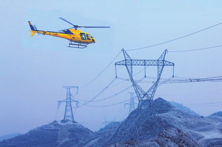 
　　西電東送團隊直升機巡線現(xiàn)場。（資料圖片）

　　天生橋二級電站建設(shè)初期，機組蝸殼安裝