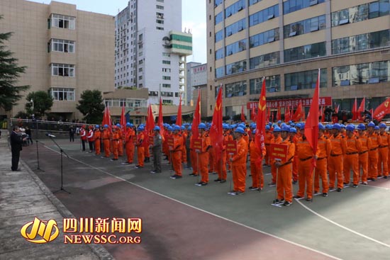 

　　活動(dòng)現(xiàn)場(chǎng)

　　10月15日下午，國(guó)家電網(wǎng)四川電力共產(chǎn)黨員服務(wù)隊(duì)“再進(jìn)紅色老區(qū)，助推脫貧攻堅(jiān)”主題活動(dòng)動(dòng)員會(huì)舉行。據(jù)了解，在本次主題活動(dòng)中，國(guó)網(wǎng)四川省電力公司從全省范圍內(nèi)抽調(diào)的4支黨員服務(wù)隊(duì)及巴中公司組織的6支黨員服務(wù)隊(duì)共100余人，將開赴電力助推脫貧攻堅(jiān)施工現(xiàn)場(chǎng)，向南江縣整體脫貧摘帽電力配套建設(shè)發(fā)起最后沖刺