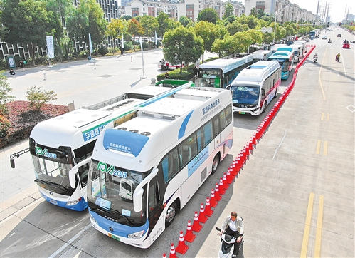  




　　10月12日，涵蓋乘用車、物流車和客車等各種車型的氫能燃料電池汽車在江蘇如皋集中亮相。 許叢軍攝（新華社發(fā)）
　　10月11日，經(jīng)濟日報記者在海南召開的2018年氫能源及燃料電池產(chǎn)業(yè)高峰論壇上了解到，2018年是我國氫能源產(chǎn)業(yè)發(fā)展的元年，有計劃的集群攻關逐步形成，各地運行示范點增多