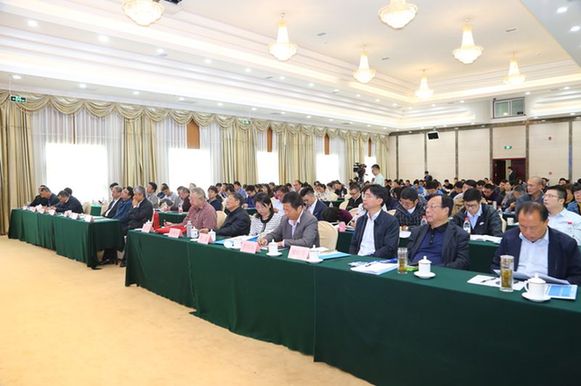  



????? 給污染的河流洗洗澡！這是中國工程院院士王浩對中科院合肥物質科學研究院余增亮、馮慧云團隊提出的“底泥洗脫原位置換”內源污染治理新策略、新方法最生動、最形象的比喻。
????? 10月16日，在水利部科技推廣中心主辦的“基于底泥洗脫的水體內源污染治理暨生態(tài)恢復技術交流會”上，余增亮解析了水體顯性和隱性污染源，論證了在外源污染治理的同時開展“湖內行動”的必要性和重要性