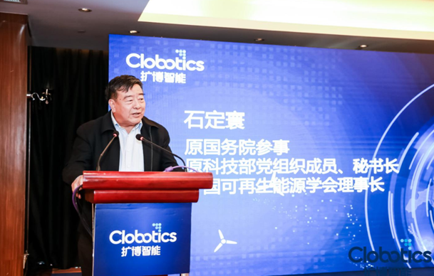 　　投資家網(wǎng)10月17日消息，擴(kuò)博智能Clobotics發(fā)布風(fēng)機(jī)葉片全自動(dòng)巡檢新品，并與上海電氣風(fēng)電集團(tuán)有限公司（以下簡稱“上海電氣”）和洛陽雙瑞風(fēng)電葉片有限公司（以下簡稱“雙瑞風(fēng)電”）簽署戰(zhàn)略合作協(xié)議，全面推進(jìn)在新能源風(fēng)電行業(yè)中的應(yīng)用落地，不僅為風(fēng)機(jī)葉片提供智能巡檢服務(wù)，還將智能巡檢解決方案與資產(chǎn)數(shù)字化管理相結(jié)合，共同探究數(shù)據(jù)化、智能化、數(shù)字化發(fā)展的前景和價(jià)值。此個(gè)基于人工智能技術(shù)的新能源風(fēng)機(jī)葉片全自動(dòng)巡檢服務(wù)的正式商用，也標(biāo)志著擴(kuò)博智能Clobotics