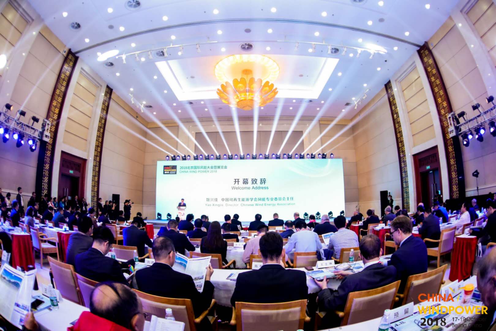                        2018年10月17日-19日，由中國可再生能源學(xué)會風(fēng)能專業(yè)委員會、中國循環(huán)經(jīng)濟(jì)協(xié)會可再生能源專業(yè)委員會、全球風(fēng)能理事會、中國農(nóng)業(yè)機(jī)械工業(yè)協(xié)會風(fēng)力機(jī)械分會、國家可再生能源中心和中國電子信息產(chǎn)業(yè)發(fā)展研究院（賽迪集團(tuán)）六大權(quán)威機(jī)構(gòu)聯(lián)合主辦的2018北京國際風(fēng)能大會暨展覽會（CWP 2018）在新國展隆重召開。這場由百余名演講嘉賓和數(shù)千名國內(nèi)外參會代表共同參與的風(fēng)能盛會，再次登陸北京，聚焦中國能源革命的未來