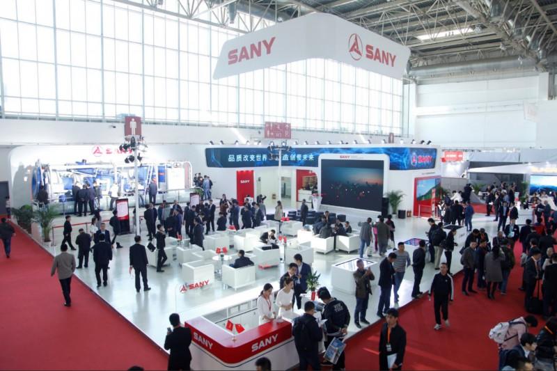                        品質(zhì)改變世界，智造引領(lǐng)未來 10月17日——19日,作為全球知名的風(fēng)機(jī)制造商，三一重能攜帶集全球智慧打造的“智能化”+“數(shù)字化”+“生態(tài)化”風(fēng)電智慧系統(tǒng)，以及3兆瓦風(fēng)機(jī)平臺(tái)隆重亮相2018北京國(guó)際風(fēng)能大會(huì)暨展覽會(huì)（CWP2018），彰顯三一品質(zhì)、工匠工藝與風(fēng)電創(chuàng)新之美。 本次盛會(huì)，三一重能以600平米的展臺(tái)規(guī)模，再次成為全場(chǎng)參展面積最大的企業(yè)