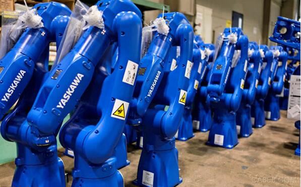 
                      據(jù)《日本經(jīng)濟新聞》10月18日報道，18日，國際機器人聯(lián)盟(IFR)在東京的記者會上表示，工業(yè)機器人的全球銷量預計到2021年將保持年均14%左右的增速。據(jù)推算，2021年的銷量將達63萬臺，增長至2017年的1.5倍以上