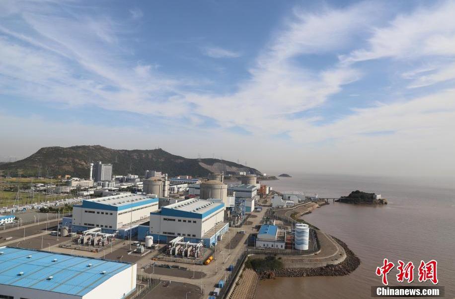
			              10月19日，記者走進位于浙江省海鹽縣的秦山核電基地。據悉，秦山核電目前共有9臺運行機組，總裝機容量為656.4萬千瓦，年發(fā)電量約500億千瓦時，是目前中國最大的核電基地