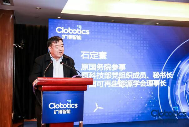 　　10月17日，擴(kuò)博智能Clobotics發(fā)布風(fēng)機(jī)葉片全自動(dòng)巡檢新品，并與上海電氣風(fēng)電集團(tuán)有限公司（以下簡(jiǎn)稱“上海電氣”）和洛陽雙瑞風(fēng)電葉片有限公司（以下簡(jiǎn)稱“雙瑞風(fēng)電”）簽署戰(zhàn)略合作協(xié)議，全面推進(jìn)在新能源風(fēng)電行業(yè)中的應(yīng)用落地，不僅為風(fēng)機(jī)葉片提供智能巡檢服務(wù)，還將智能巡檢解決方案與資產(chǎn)數(shù)字化管理相結(jié)合，共同探究數(shù)據(jù)化、智能化、數(shù)字化發(fā)展的前景和價(jià)值。此個(gè)基于人工智能技術(shù)的新能源風(fēng)機(jī)葉片全自動(dòng)巡檢服務(wù)的正式商用，也標(biāo)志著擴(kuò)博智能Clobotics的風(fēng)電行業(yè)智