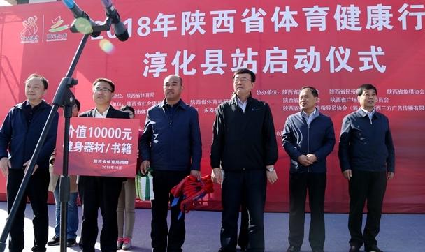 今年，10月9日“陜西省體育健康行淳化站啟動(dòng)儀式”在淳化縣隆重舉辦，淳化縣供電分公司在接到通知后緊密部署、集體發(fā)力、詳查隱患、據(jù)悉，為保障活動(dòng)的電力正常供應(yīng)，淳化供電分公司成立了以主管領(lǐng)導(dǎo)為組長，生產(chǎn)、調(diào)度、運(yùn)維部門人員為成員的保電小組，層層落實(shí)責(zé)任、明確分工，提前制定保電方案，并對(duì)現(xiàn)場的供電設(shè)施進(jìn)行了逐項(xiàng)仔細(xì)檢查，及時(shí)緊固了相關(guān)設(shè)備接點(diǎn)、更換了保險(xiǎn)，進(jìn)一步提高了供電可靠性。為確保萬無一失，該公司還調(diào)配移動(dòng)發(fā)電車現(xiàn)場待命，為啟動(dòng)儀式電力供應(yīng)提供了“雙保險(xiǎn)”