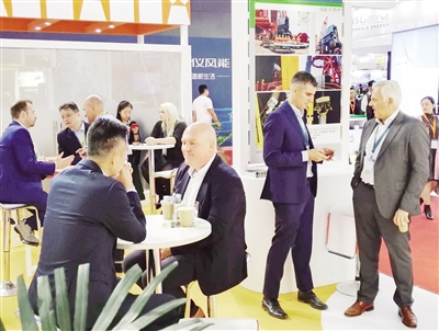 　　近日，以“迎接平價(jià)新時(shí)代 拓寬發(fā)展新空間”為主題的2018北京國(guó)際風(fēng)能大會(huì)暨展覽會(huì)在北京中國(guó)國(guó)際展覽中心（新館）舉行，展出面積超過(guò)6萬(wàn)平方米，600多家企業(yè)展示了各自最新研發(fā)成果，覆蓋風(fēng)能開(kāi)發(fā)和利用完整產(chǎn)業(yè)鏈。
　　
　　業(yè)界專家表示，當(dāng)前，我國(guó)風(fēng)電發(fā)展規(guī)模不斷擴(kuò)大，多年的風(fēng)電技術(shù)積累成果集中爆發(fā)，新機(jī)型推出數(shù)量創(chuàng)歷年新高