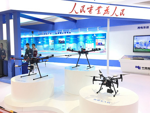 
　　記者從南方電網(wǎng)公司獲悉，中國電力企業(yè)聯(lián)合會10月15日-10月17日在北京舉辦了改革開放40周年電力成就展，南方電網(wǎng)展示了全面深化改革、電網(wǎng)建設(shè)、電力供應(yīng)、西電東送、“一帶一路”建設(shè)等方面取得的巨大成就。

　　當(dāng)前我國普遍的輸電線路巡檢方式為人工巡檢，該方式存在工作效率低、巡檢質(zhì)量不高、作業(yè)風(fēng)險高等不足