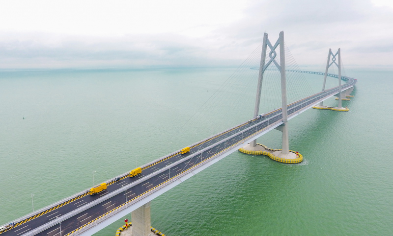 
　　南方電網(wǎng)廣東珠海供電局保供電團隊進駐港珠澳大橋。林澤燦 攝

　　南方電網(wǎng)廣東珠海供電局工作人員連日來對港珠澳大橋、人工島的相關(guān)線路、媒體直播等供電設(shè)備進行特巡