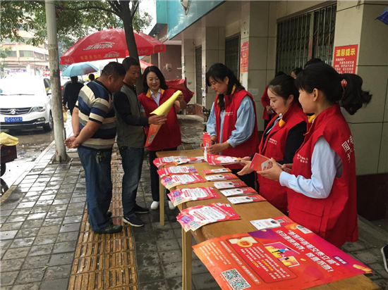 
　　“阿姨，今天給您推廣新型繳費(fèi)方式，您用手機(jī)掃一下這個二維碼，下載‘電e寶’，綁定您家戶號，就能進(jìn)行網(wǎng)上繳費(fèi)了，不用再像以前去營業(yè)廳充電卡了，而且現(xiàn)在充電費(fèi)還能參與新客戶首筆交費(fèi)立減活動”，最高可立減100元呢？“

　　”這么說，以后我在家就能交電費(fèi)了？還能交費(fèi)立減，真是太好了！“

　　工作人員耐心細(xì)致地給客戶介紹電力交費(fèi)新政策，幫助客戶下載電e寶并綁定戶號，為客戶詳細(xì)講解了電e寶服務(wù)窗的一鍵呼叫電管家、用戶賬單、