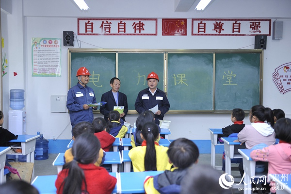 
　　供電員工對學(xué)校開展電力安全知識宣傳。（陳舉 攝）
 
供電員工為移民搬遷戶規(guī)范用電線路，確保用戶安全用電