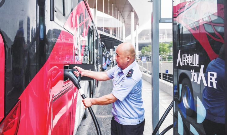 
　　10月24日港珠澳大橋通車當(dāng)天，新能源公交車司機(jī)正在使用人工島上的充電樁。這些滿足粵港澳三地標(biāo)準(zhǔn)的電動汽車充電樁，由南方電網(wǎng)公司建設(shè)