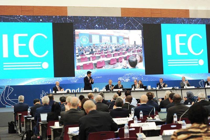                        2018年10月22~26日，國際電工委員會(huì)(IEC)第82屆大會(huì)在韓國釜山召開。會(huì)議期間，IEC各國家委員會(huì)一致提名選舉現(xiàn)任IEC副主席、中國國家電網(wǎng)有限公司董事長舒印彪為IEC第36屆主席，任期為2020~2022年