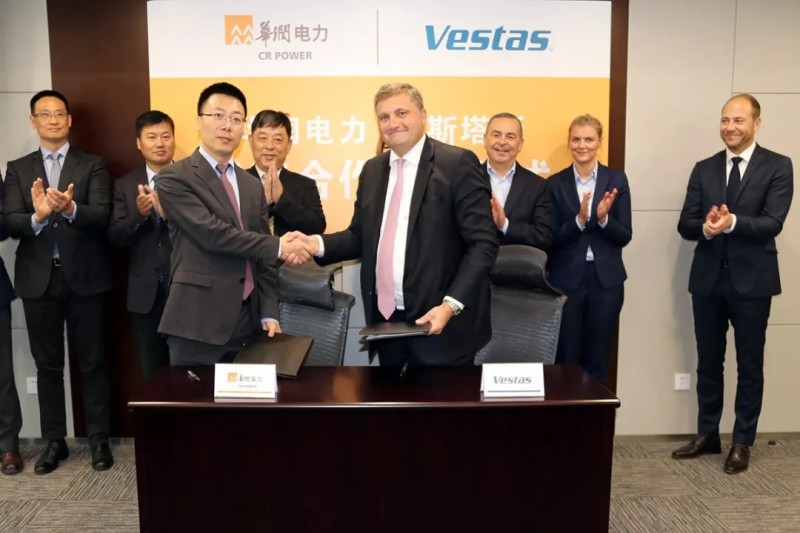 　　10月17日，華潤電力副總裁趙后昌在北京華潤大廈會(huì)見了維斯塔斯風(fēng)力技術(shù)集團(tuán)（簡稱“維斯塔斯”）執(zhí)行副總裁兼首席財(cái)務(wù)官瑪瑞卡一行，雙方就當(dāng)前市場形勢(shì)、新技術(shù)開發(fā)應(yīng)用、重點(diǎn)合作領(lǐng)域及未來合作方向進(jìn)行研討交流，并簽訂了戰(zhàn)略合作框架協(xié)議。

　　華潤電力助理總裁兼戰(zhàn)略發(fā)展部總經(jīng)理許洪波與維斯塔斯中國區(qū)聯(lián)合總裁兼首席財(cái)務(wù)官托馬斯?凱勒分別代表雙方公司簽署協(xié)議