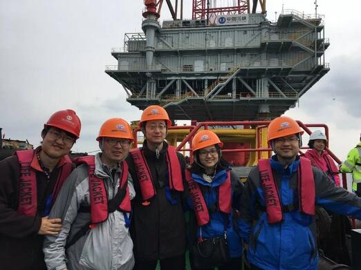 　　2018年10月22日12：30，大連莊河海域響起陣陣鞭炮聲，慶祝由上海院設(shè)計(jì)的第二座海上升壓站-三峽新能源大連市莊河Ⅲ（300兆瓦）海上風(fēng)電項(xiàng)目220千伏海上升壓站順利完成吊裝。這標(biāo)志著項(xiàng)目朝著并網(wǎng)發(fā)電又邁出了堅(jiān)實(shí)一步