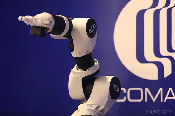 
                      近日，意大利自動化企業(yè)柯馬在上海首次發(fā)布了教育機器人e.DO，這款搭載開源硬件和軟件平臺的六軸機器人定位于展現(xiàn)真實工業(yè)的微縮景觀，幫助全年齡段的學生上手自動化。
  
  菲亞特集團旗下的柯馬長期為國際主流汽車制造商提供工程解決方案，此次進軍教育機器人領(lǐng)域，柯馬中國機器人及自動化產(chǎn)品事業(yè)部總監(jiān)開偉坦言,這是一次對現(xiàn)有成熟工業(yè)技術(shù)的“降維”利用：“在工業(yè)自動化技術(shù)快速迭代的過程中，柯馬是一家技術(shù)過剩的公